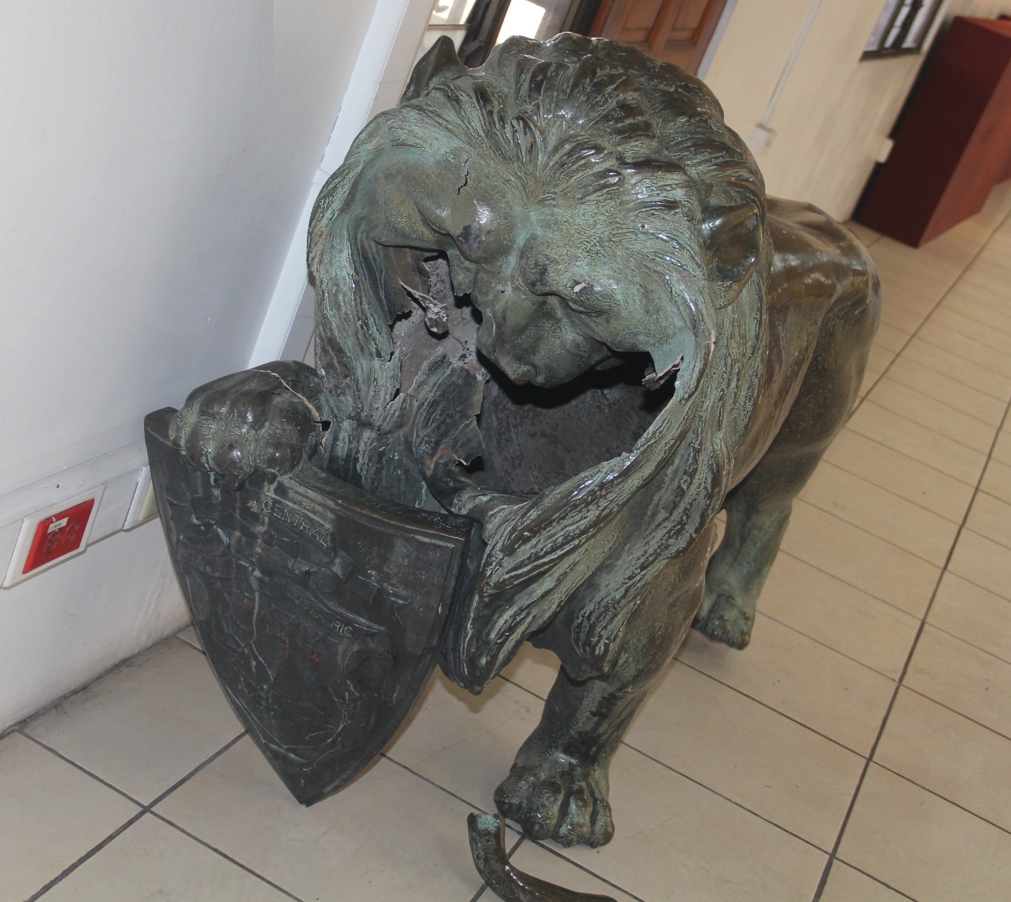 Cuantiosos daños sufrió el león de bronce de la estatua de León Cortés Castro luego del violento choque que el conductor de un pick up tuvo contra la estructura. Foto: ICODER