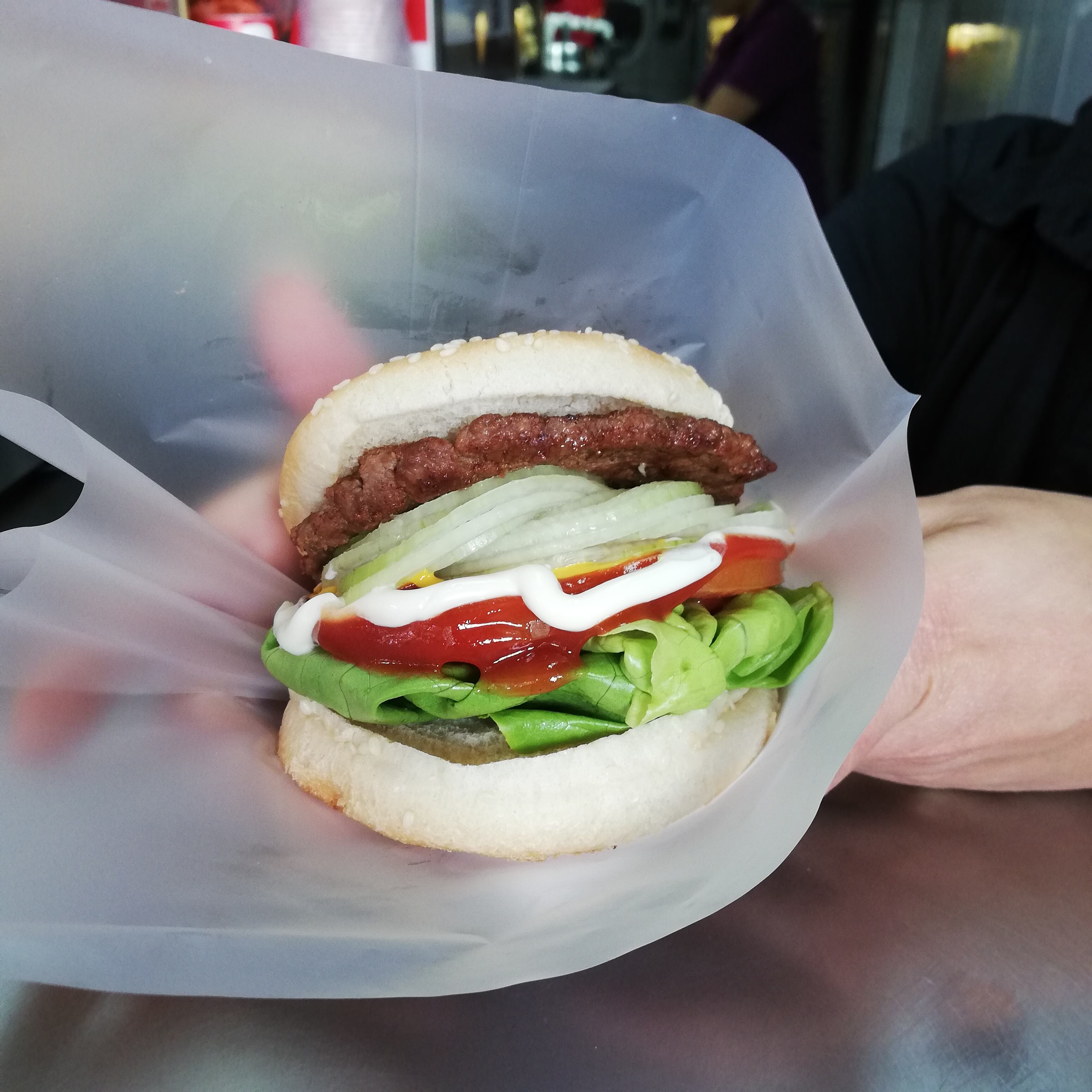 una ventanita llamada Junior’s que va a cumplir 45 años de existencia y desde ya lo celebra de la mejor forma, vendiendo su especialidad, hamburguesas