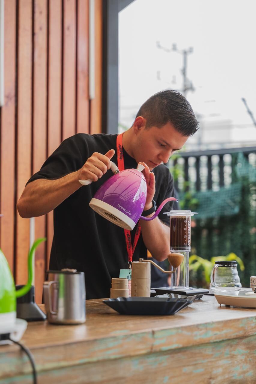 El barista acosteño, Randall Gamboa Quesada de 24 años de edad, ganó el título nacional de Aeropress y también un tiquete al Mundial de Aeropress Portugal 2024, el cual será entre el 19 y el 21 del próximo setiembre, participando 60 países.