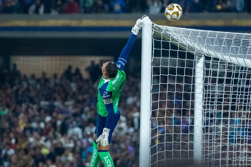 Keylor Navas despejó un balón en el duelo que tuvo Pumas contra el América por los cuartos de final de la Liga MX.