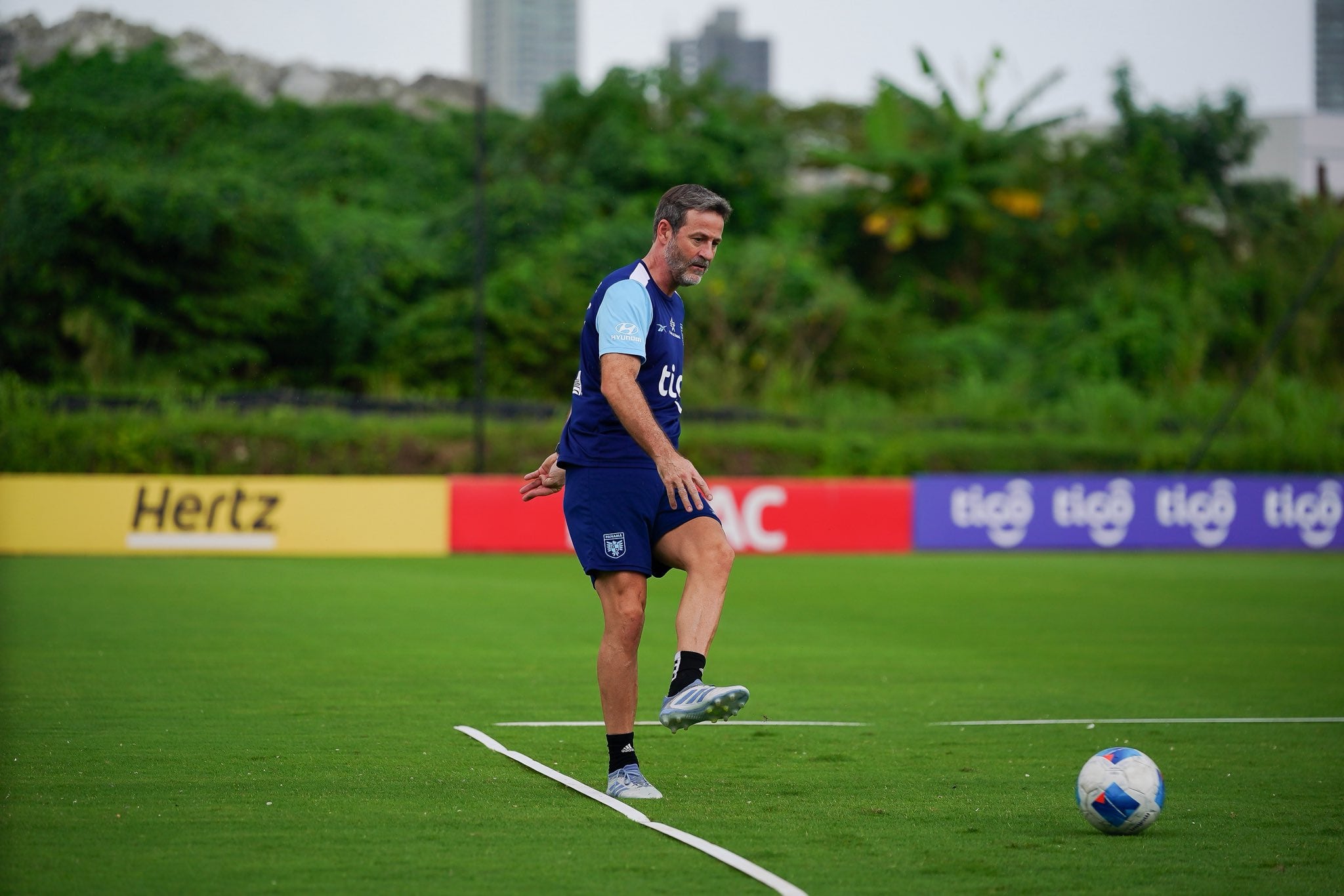 A última hora, Thomas Christiansen buscó reforzar la defensa de la Selección de Panamá.
