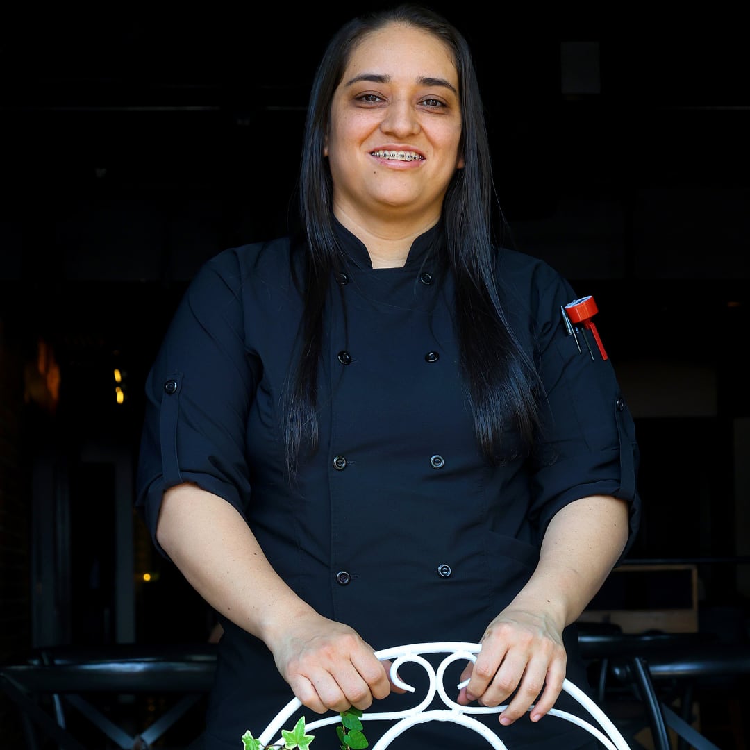 La misión de la chef Yendri Soto Esquivel
consiste en innovar constantemente para
crear platillos que se adapten al gusto
de los clientes nacionales, así como de la
gran cantidad de turistas extranjeros que
visitan Azotea Calle 7.