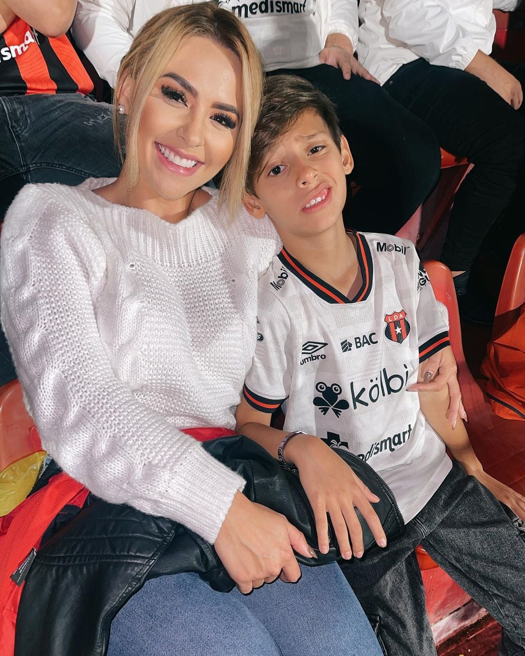 Keyla Sánchez y su hijo Thiago en el estadio Alejandro Morera Soto apoyando a la Liga.