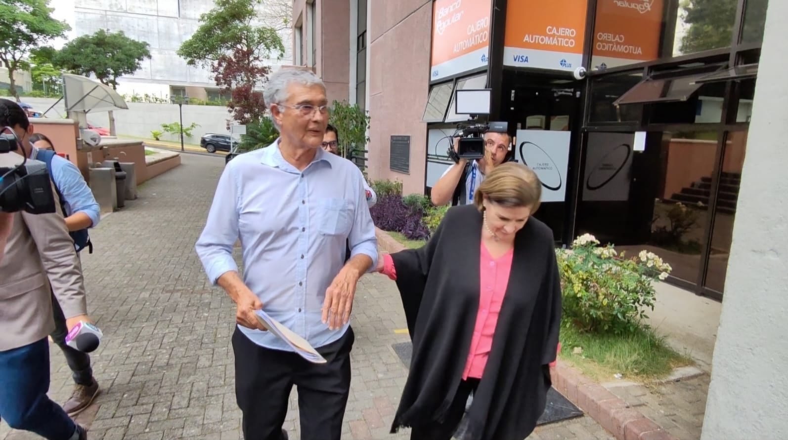 Édgar Espinoza, esposo de Pilar Cisneros, fue quien presentó el documento en el TSE