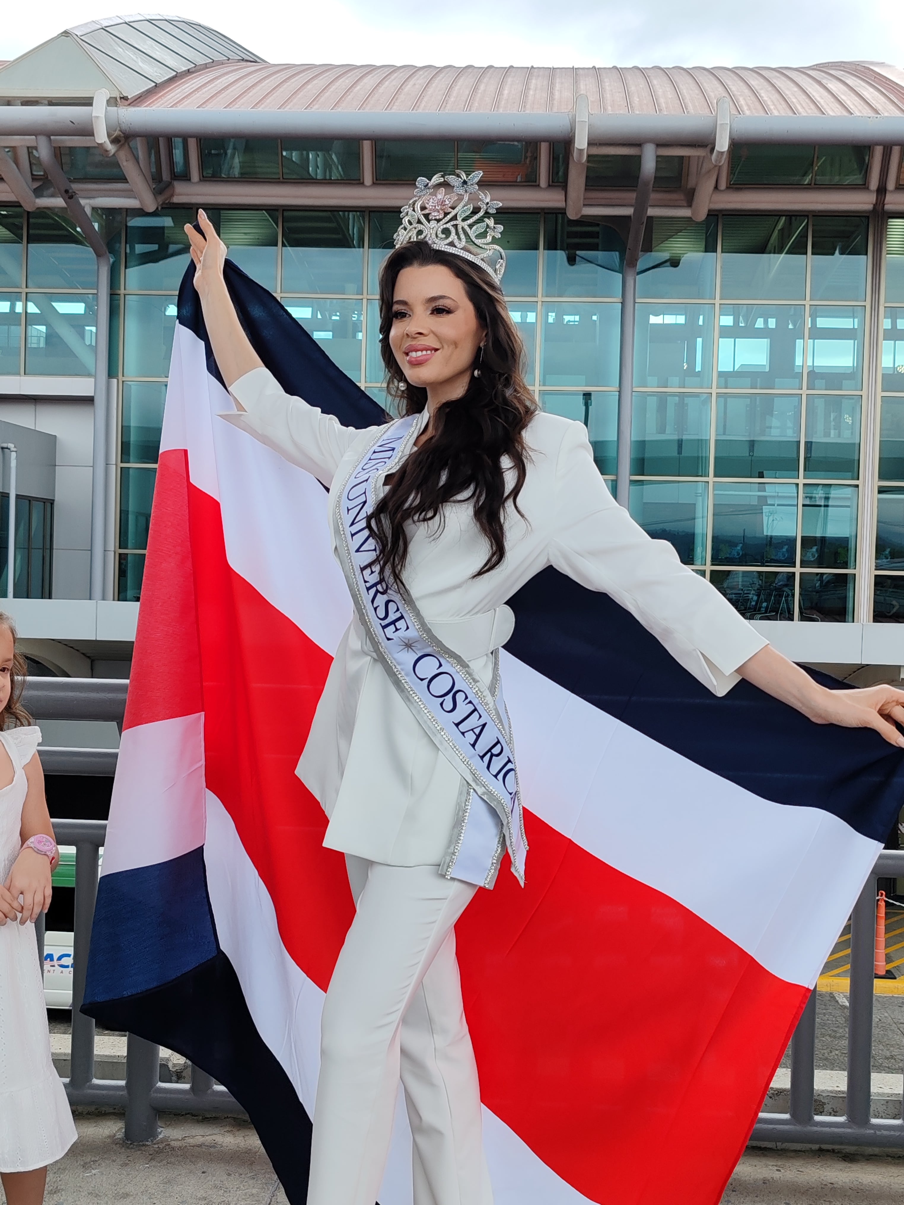 Elena Hidalgo Ramírez, Miss Universe Costa Rica 2024, se fue rumbo al Miss Universo en México.