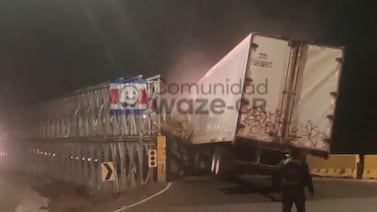 Violento choque de tráiler contra puente mantiene cerrado el paso por Cambronero