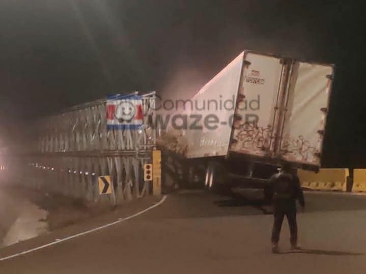 Un choque de un tráiler en el puente Bailey de Cambronero provocó el cierre de la vía.
