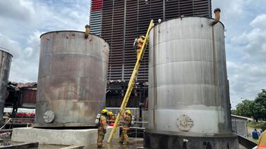 Bomberos atiende explosión en la Fábrica Nacional de Licores