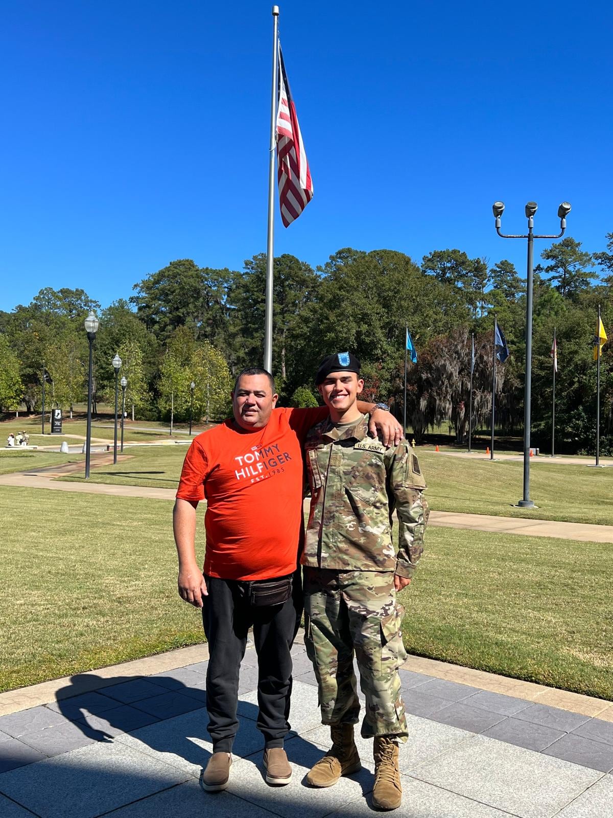 Julio César Jiménez salió de Miramar a los 17 años y, tras atravesar una etapa en la que no sabía qué hacer con su vida, encontró en el ejército una oportunidad para cambiar su historia. En la foto con el papá, don Denis Jiménez de Transportes y Maquinaria El Rayo.