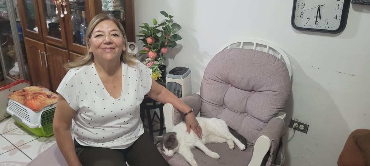 Hace cuatro años, la vida de don Jorge Rojas Lobo, vecino de San Rafael de Heredia, cambió con un simple maullido en la puerta, el del que ahora es su gato, Baldomero de Jesús. En la foto, doña Lilliana, la esposa de don Jorge.