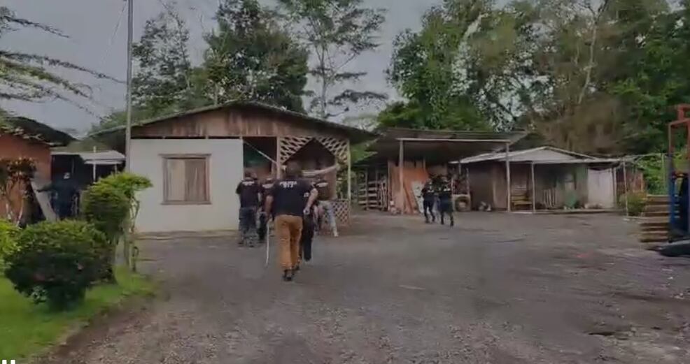 La Policía Judicial rodeó la casa del sospechoso para impedir que escapara y logró su detención. Foto: OIJ.