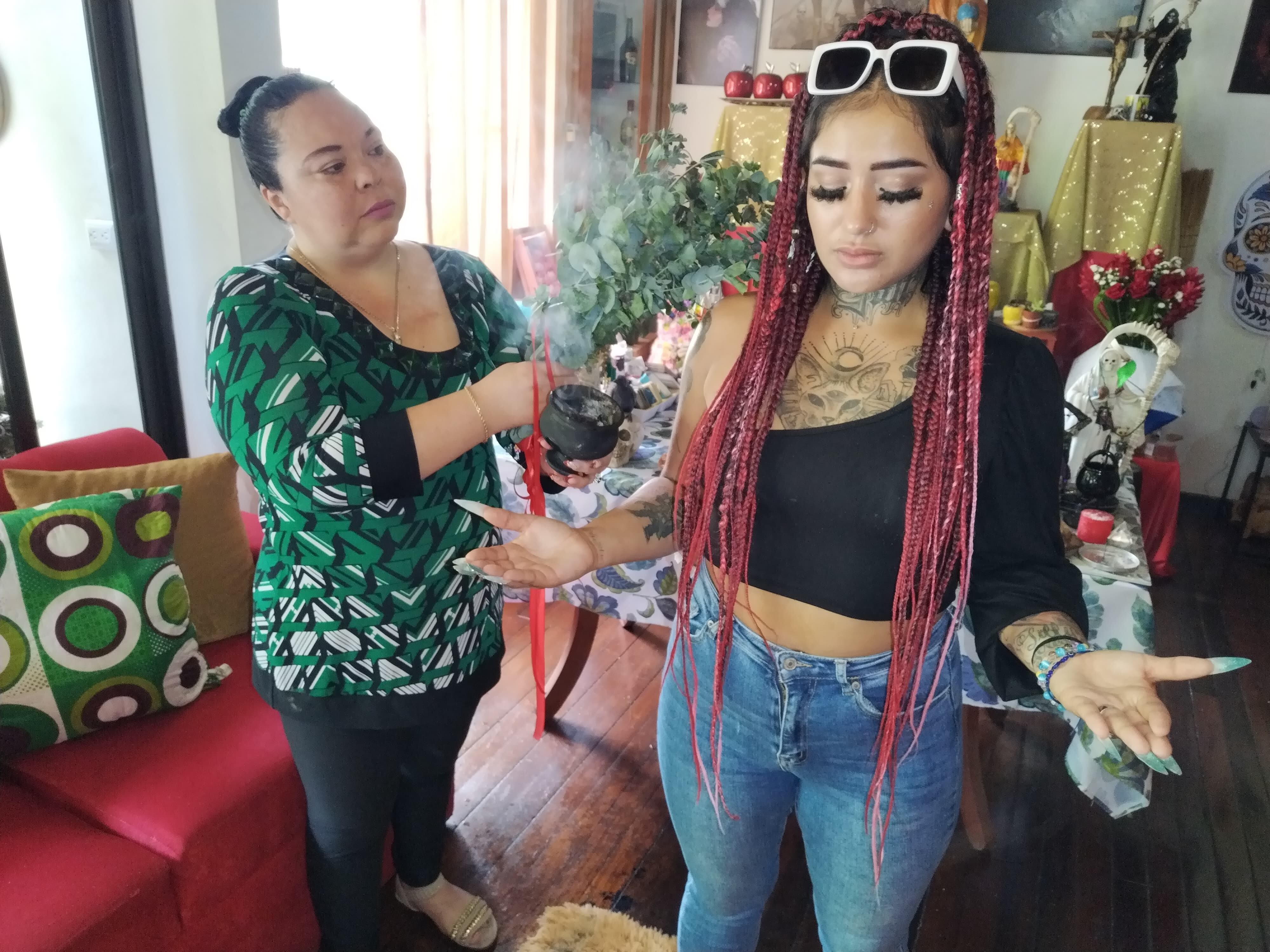 La tarotista  Mithzi Bonilla Solano, conocida como Mithzi Tarot, le hizo una limpia de fin de año a la influencer tica Jossie Castillo, conocida en redes sociales como Joticwolf