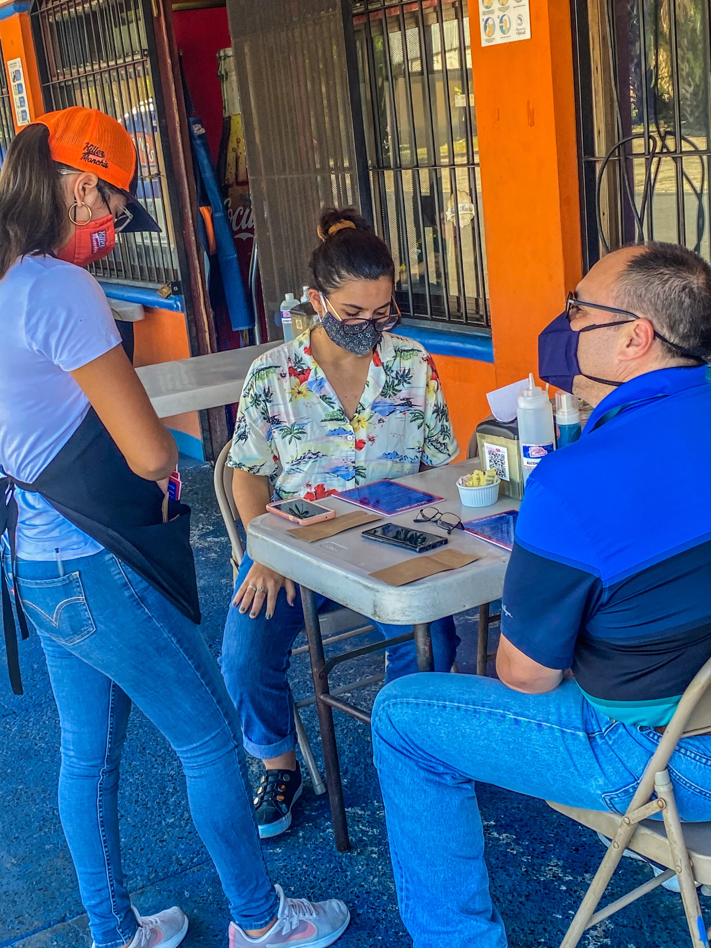 Don Rodrigo Flores Bolaños es de Orotina y su srestaurante Killer Monchis se salvó porque él se agarró de la higiene y la bolsita del doctor chapatín