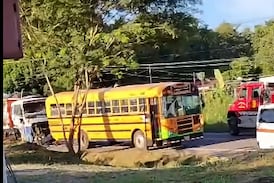 Esto sucedió con un joven de 16 años que quedó prensado tras un choque entre un bus escolar y un camión