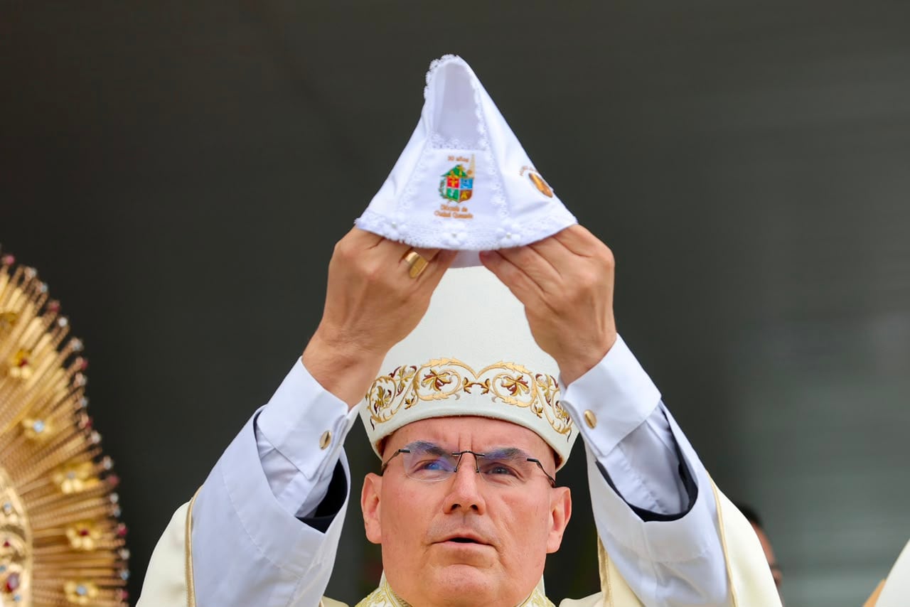 Monseñor José Manuel Garita, obispo de Ciudad Quesada, vistió a la Patrona de Costa Rica con el vestidito ganador el cual protegerá a La Negrita un año completo.