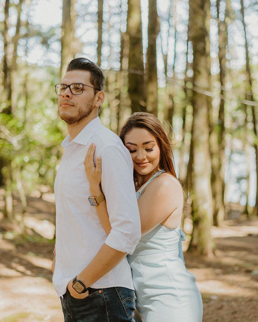 Los periodistas Gloriana Casarola y Diego Obando derrocharon amor en la sesión de fotos de su compromiso.