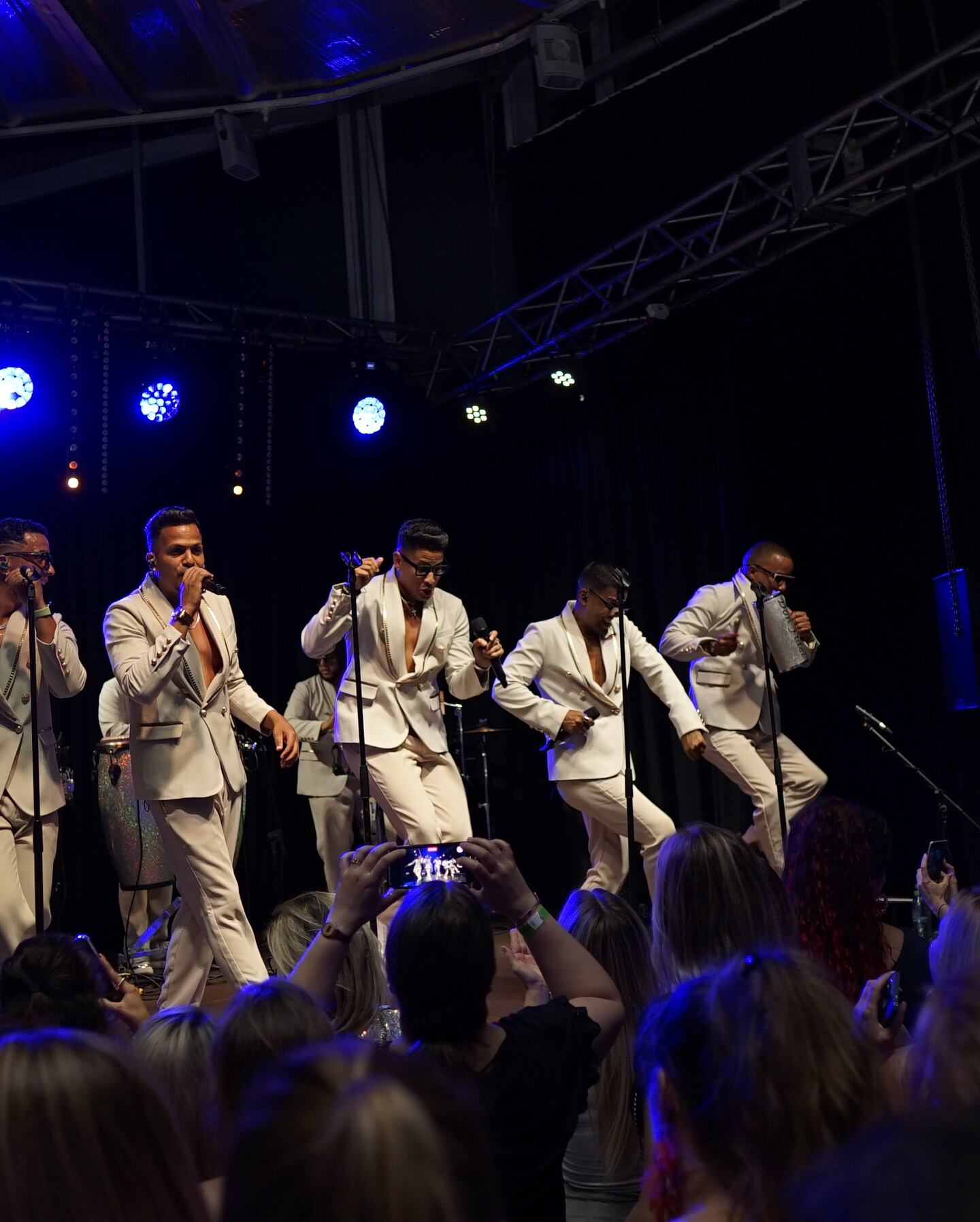 Grupo Extra se caracteriza por sus buenos pasos de baile.