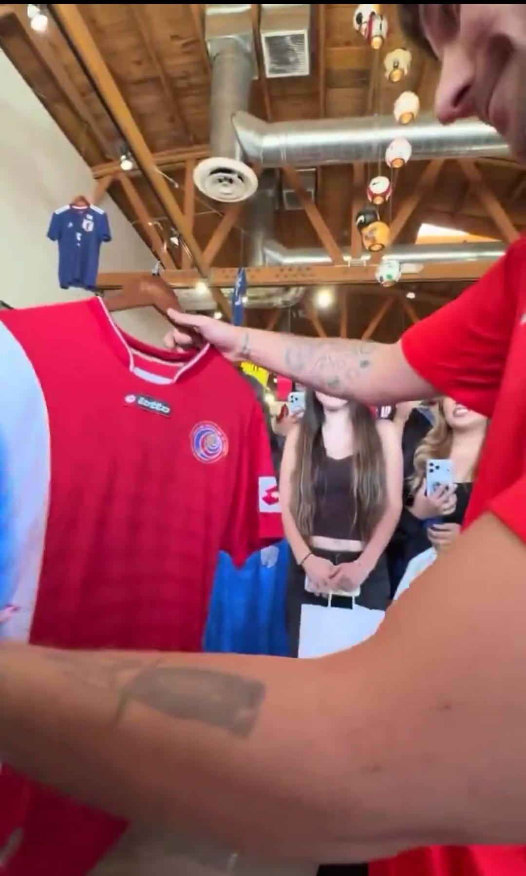 Louis Tomlinson fue captado comprando una camiseta de Costa Rica en Los Ángeles.