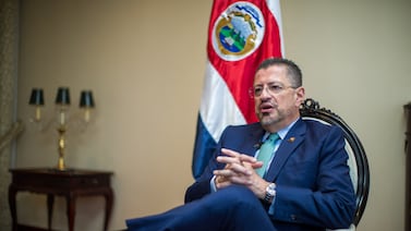 ¿A qué castigo legal se expone Rodrigo Chaves por visitar los suegros en Letonia?