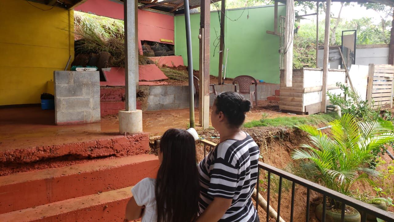 Cocinera sufre porque su casita esta a punto de venirse a bajo por culpa de las lluvias. Foto Keyna Calderón.