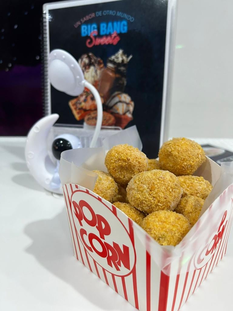 Pareja de emprendedores en Grecia se aventuran con heladería propia donde venden "palomitas de helado".