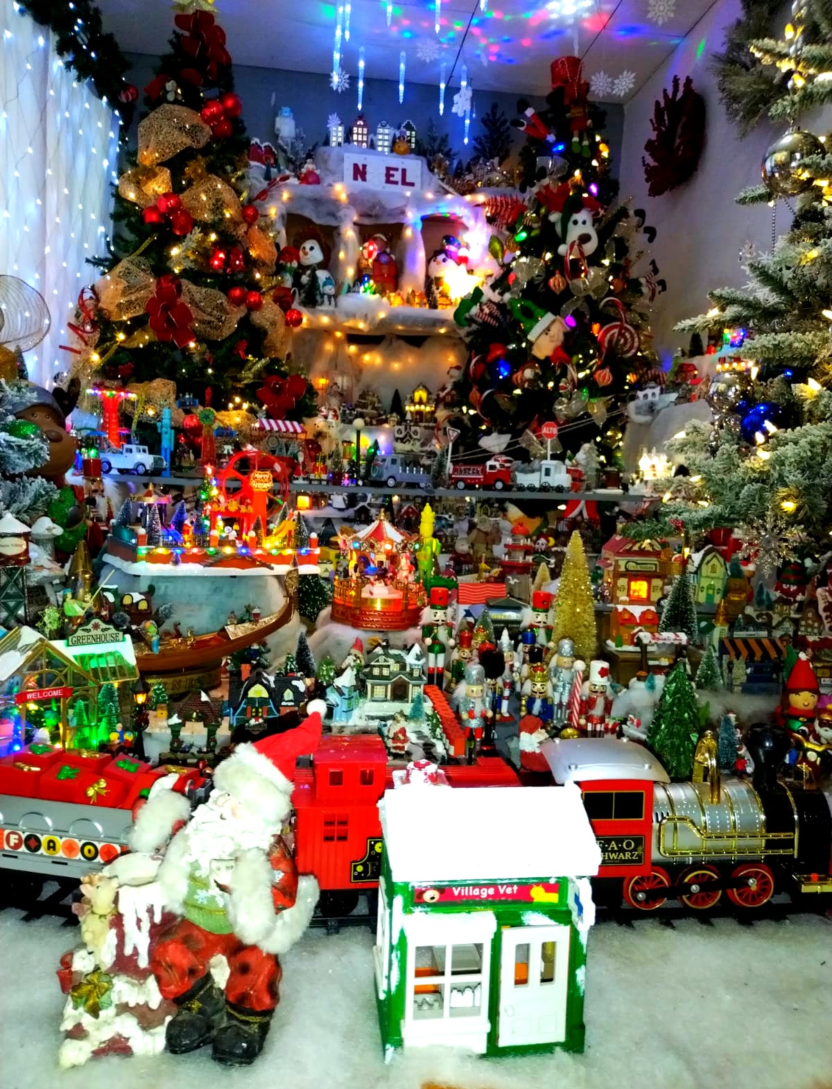 Lorena Girón Román lleva seis años armando su villa navideña en Calle San José de Grecia.