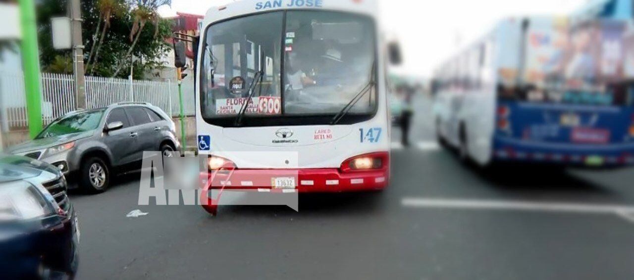 El cuerpo del señor quedó tendido a escasos centímetros del paso peatonal. Foto Agencia Nacional de Información.