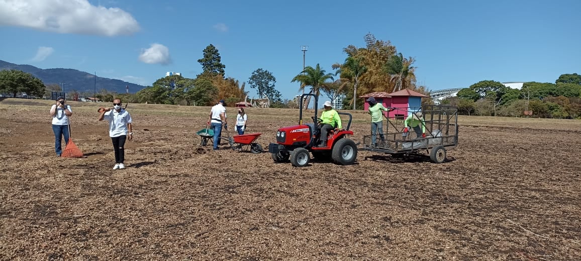 En este mes de marzo, por primera vez, se han unido cuatro instituciones que lograron el permiso del Instituto Costarricense del Deporte y la Recreación (Icoder) para poder meterle mano con la limpieza al lago