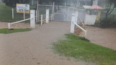 Aguaceros desbordan ríos y golpean familias en Desamparados