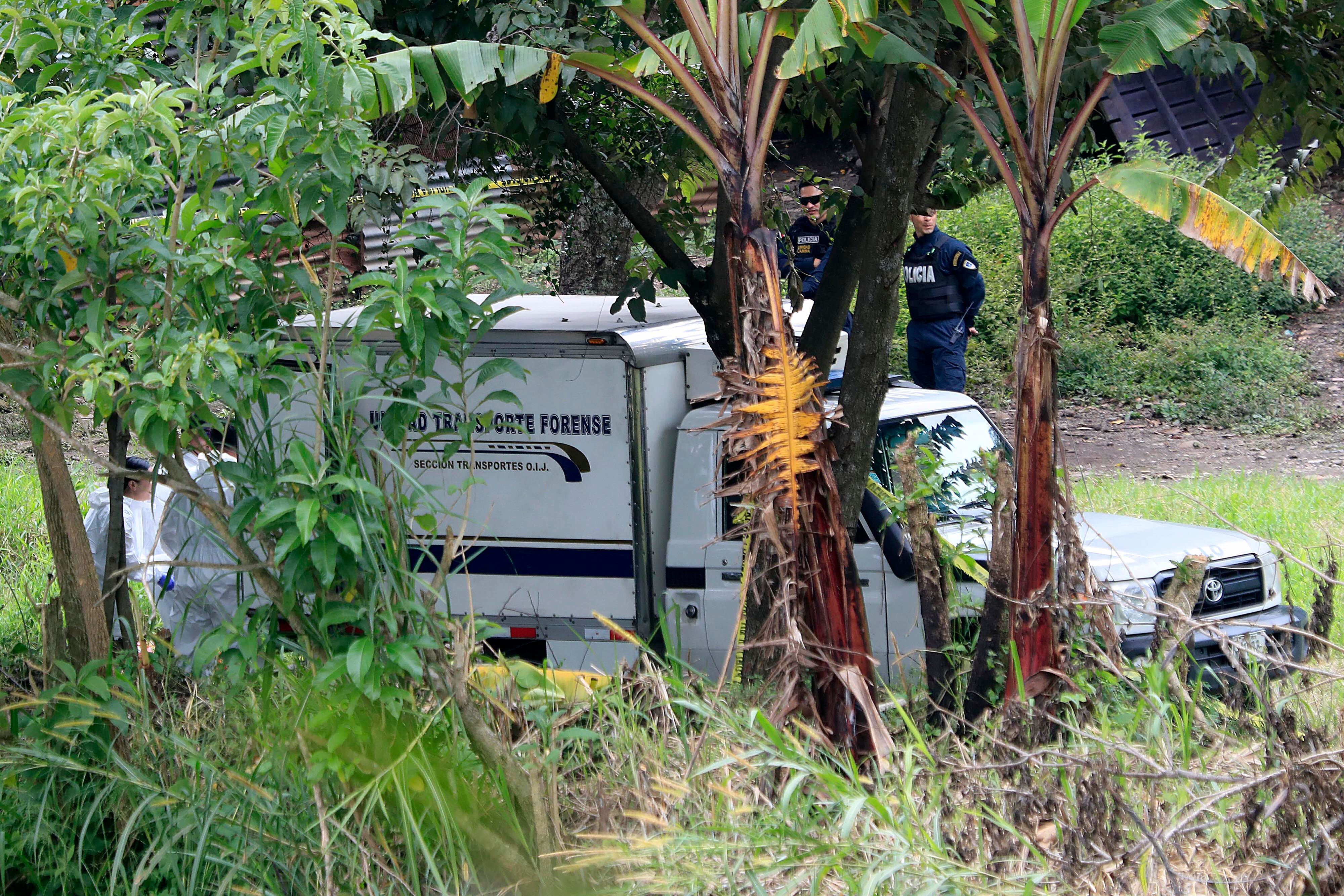 19/10/2023 San Rafael de Escazú. Aparación de tres cuerpos con heridas de bala en río Tiribí, Bajo los Anonos. Fuerza Pública y OIJ, presentes en el lugar.