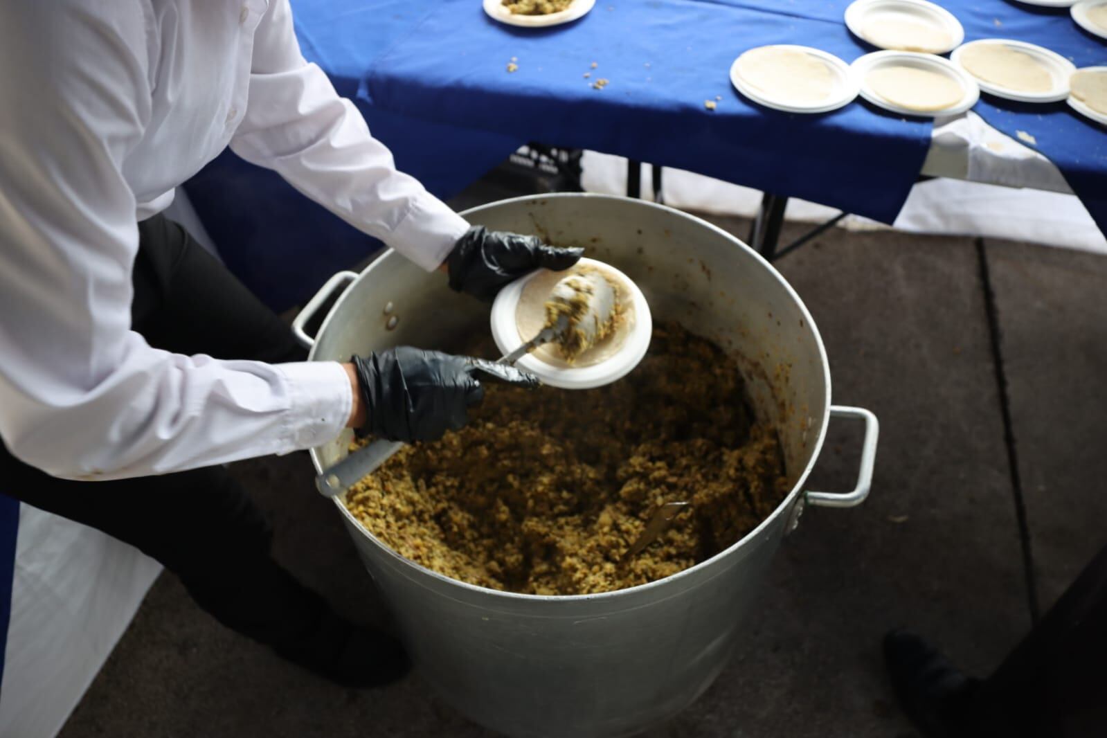 Se repartieron más de 3.500 gallos del picadillo de chicasquil más grande de la historia en el parque de Escazú como parte de las actividades de las fietas patronales 2024.