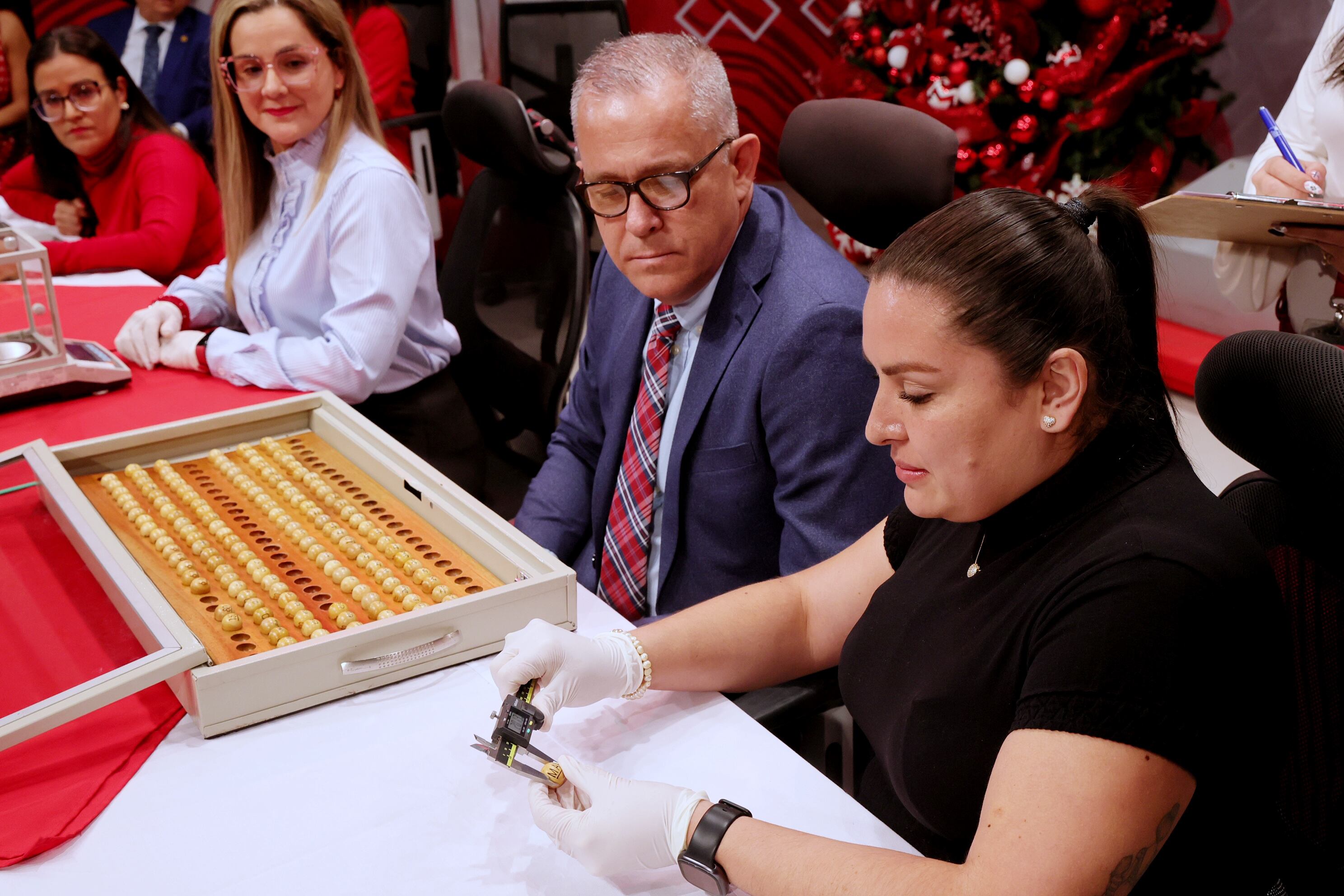 Funcionarios de la Junta de Protección Social JPS pesan las bolitas del sorteo del Gordo Navideño 2024