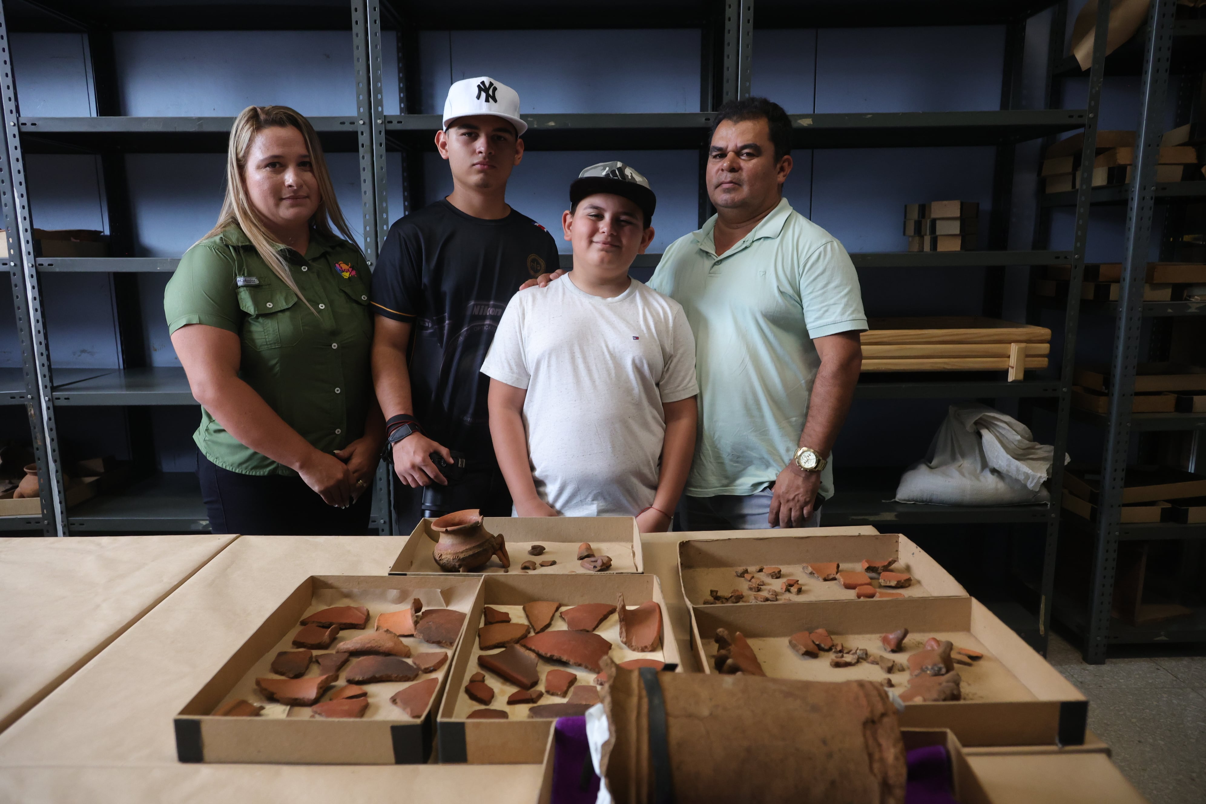 fotos de las piezas de cerámica que fueron encontradas en una construcción en Alajuela.
