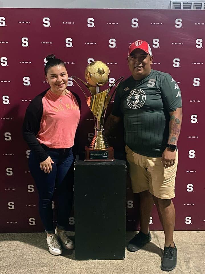 Periodista futbolero informa del fútbol de Nicaragua a compatriotas en Costa Rica. El comunicador nicaragüense se llama Nolan Tinoco. Nació hace 36 años en el barrio Juno Rodríguez del departamento de Estelí, la tercera ciudad más grande de Nicaragua.