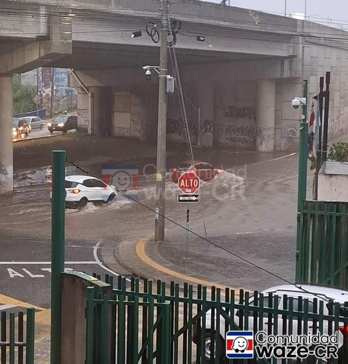 Fuertes lluvias afectan el paso por San Pedro. Foto Comunidad Waze