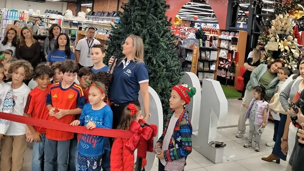 Universal celebra un siglo de historia con ocho colecciones navideñas, nuevas tiendas fuera de la GAM y opciones para que las familias preparen la Navidad con tiempo.