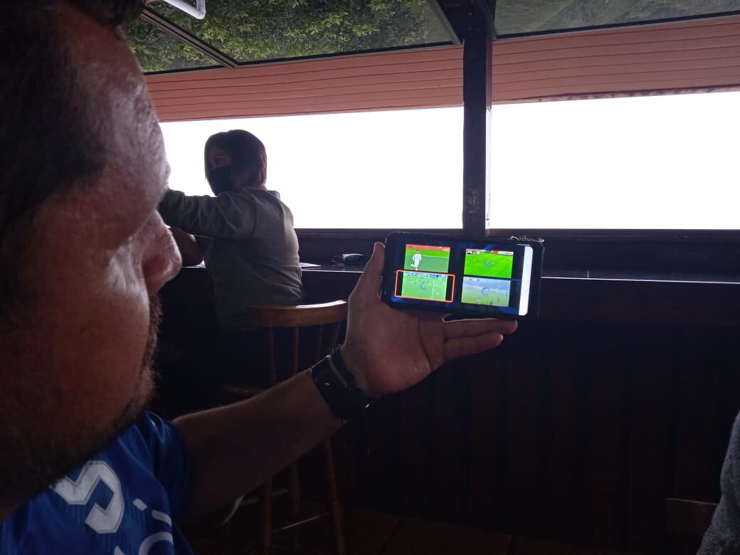 Ticos mostraron malicia indígena para ver cuatro partidos al mismo tiempo