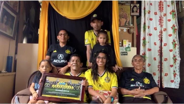 Volante Luis Díaz, jugador de la MSL y su familia, vecinos del Barrio Guadalupe de Nicoya. Cortesía.