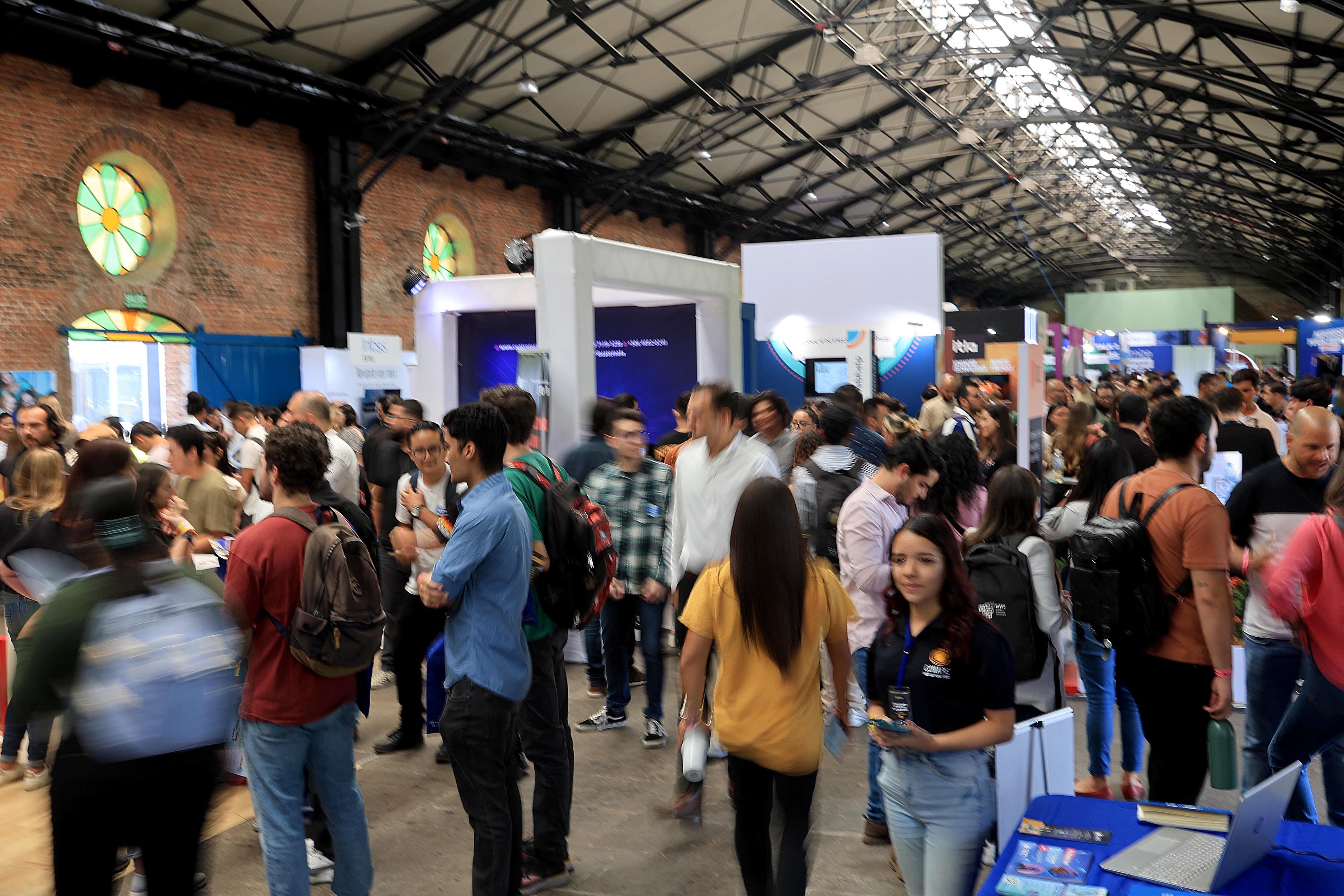 05/04/2024 Antigua Aduana, San José. Cientos de personas asistieron este viernes, desde muy temprano, a la feria de empleo multilingüe. Foto: Rafael Pacheco Granados