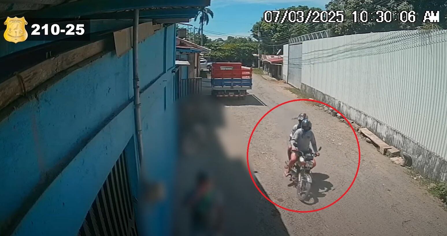 Una cámara de seguridad captó el momento del ataque.
