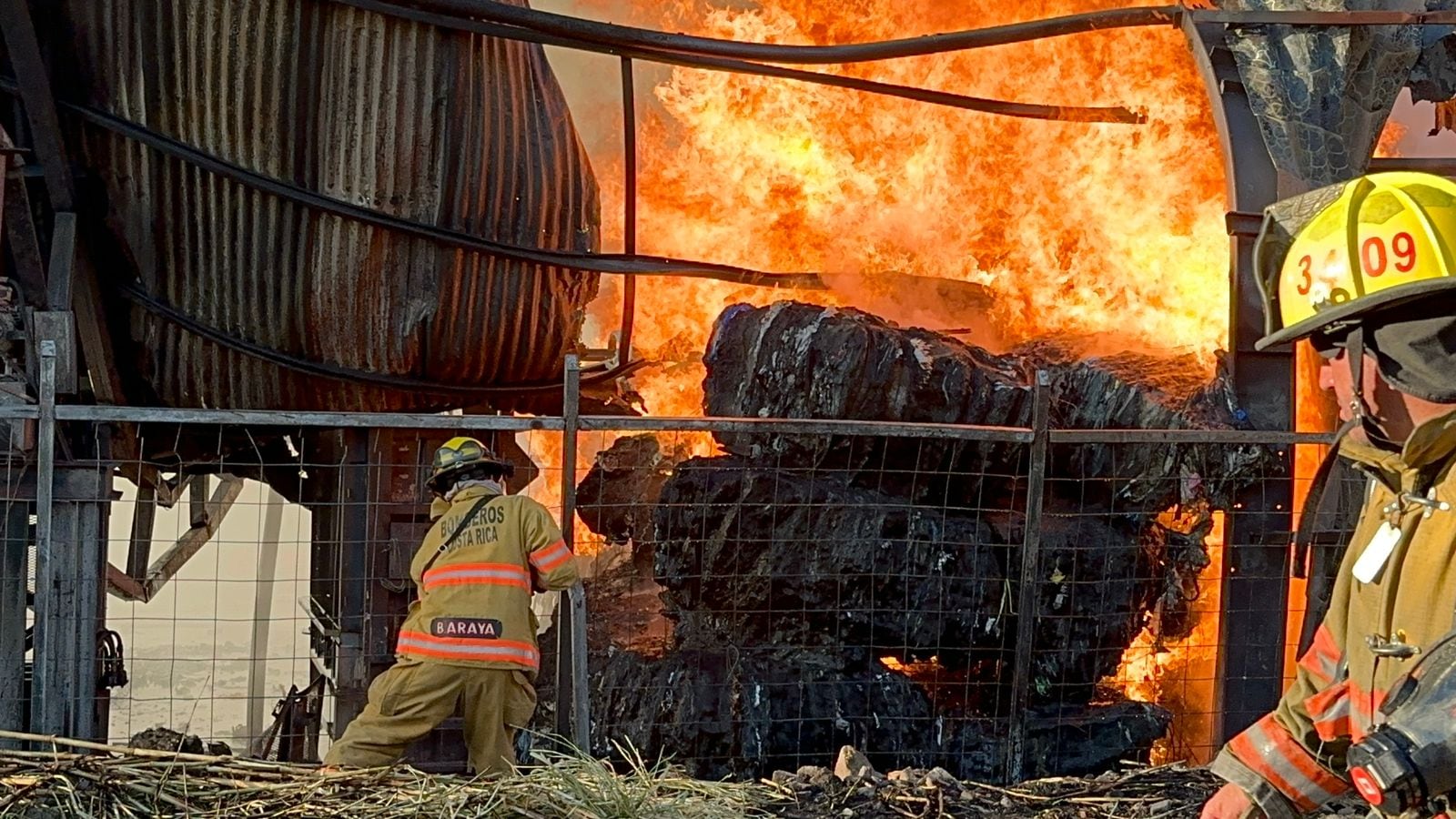 El incendio aún no ha sito controlado. Foto Bomberos.
