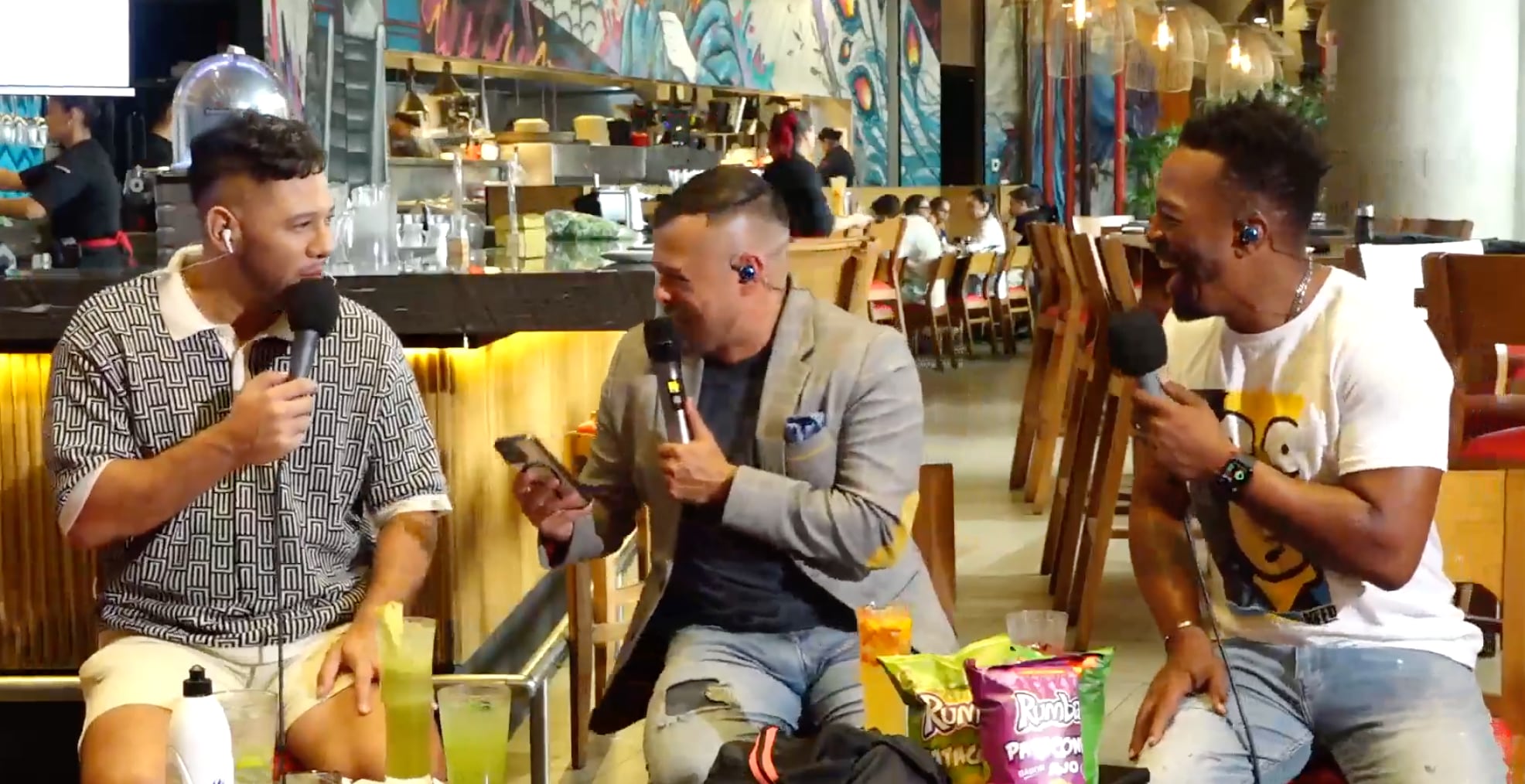 Alonso Solís quedó bateado mientras Andrey Campos y Atim Roper se reían.