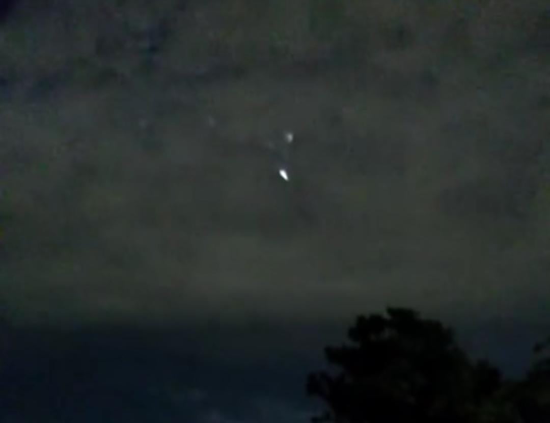 Una misteriosa luz en el cielo fue grabada antes de los temblores de esta madrugada. Foto: captura Uberdamico.