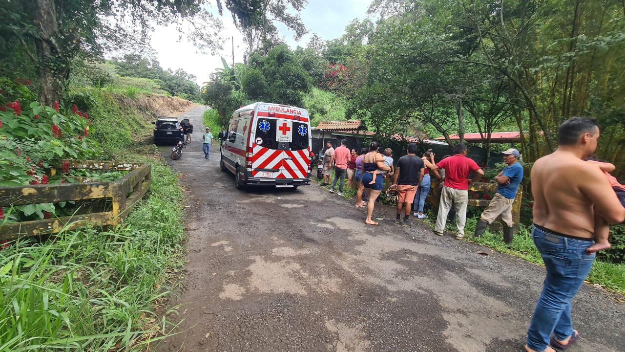 La mujer de años fue rescatada tras caer a una quebrada en San Miguel de Turrucares. Foto Cruz Roja.