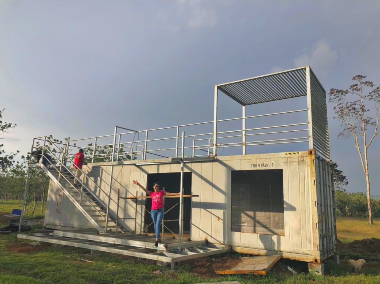 Amalia Barrantes Orozco es maestra de primaria y en el 2020 se le ocurrió la “loca” idea de invertir los ahorros de su vida en un proyecto demasiado nuevo para el desconocido barrio Esteritos en Pocosol, una cabaña a partir de un contenedor