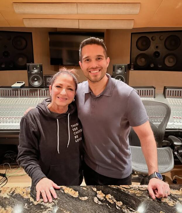 Eduardo Aguirre junto a Gloria Estefan