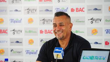 José Giacone está satisfecho y no para de sonreír por algo que vio en Saprissa