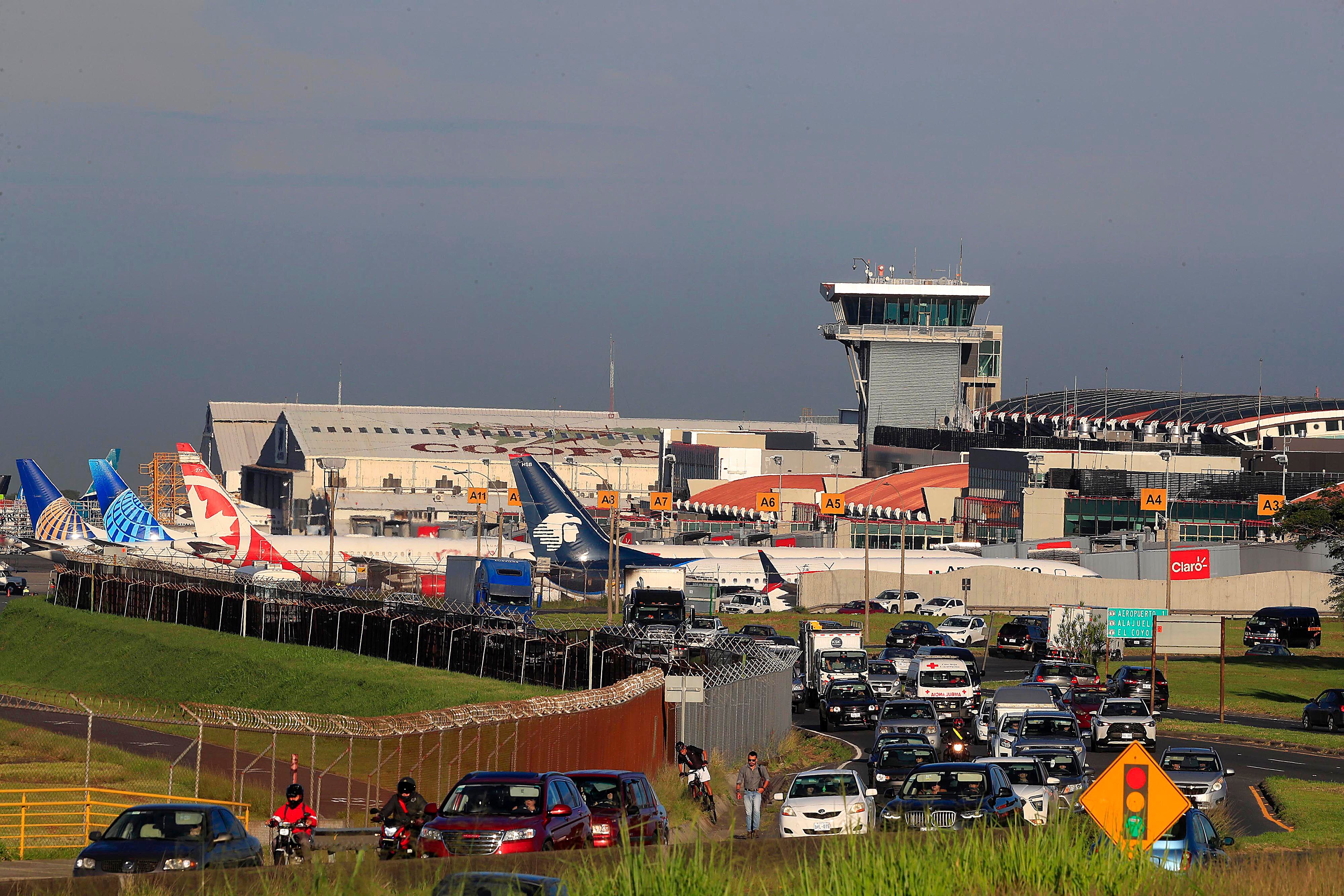 04/07/2023 Aeropuerto Juan Santamaría. Despegue y llegada de aviones, pista y torre de control. Para temas ralacionados con tráfico aéreo, aviones, torre de control, controladores aéreos, líneas aéreas, etc.