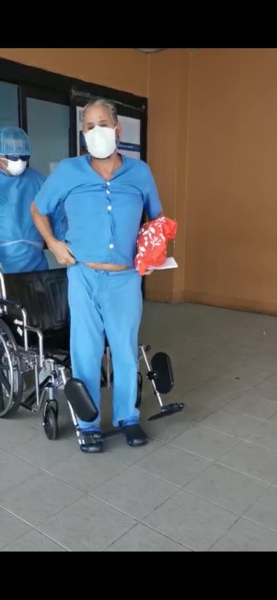 Don José Manuel Granados, de 68 años, profesor de mecánica automotriz pensionado y a quien le dicen de cariño Cholo, es uno de los 67 recuperados de coronavirus. En la foto don José con Massiel su hija, Ciara la nieta y Steffanie, la otra hija.