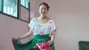 Tiktoker tica-china se probó traje folclórico para celebrar la Anexión y se le hizo un colocho